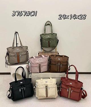 BOLSA IMPERMEÁVEL MISS BELA — MODELO COM ALCA DE MAO E ALCA TRANSVERSAL REMOVÍVEL.