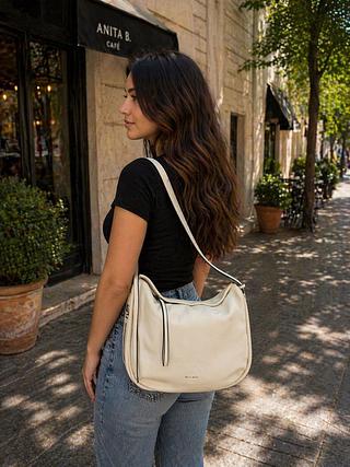 BOLSA MISS BELA ESTILO SACO — COM ALCA REGULÁVEL, MODELO EM COURINO SINTÉTICO.