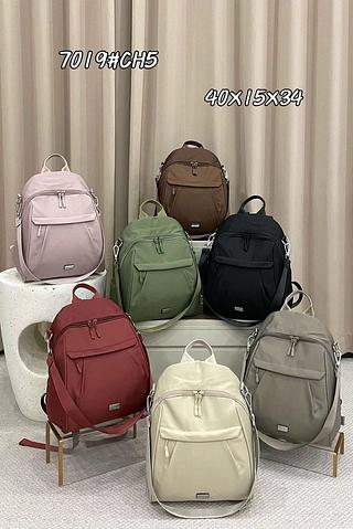 MOCHILA IMPERMEÁVEL MISS BELA - MODELO POSSUI BOLSO ANTI-FURTO NA PARTE DA FRENTE, COM ALCA DE OMBRO E ALCA DE COSTA REGULÁVEL.