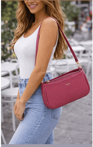BOLSA MISS BELA — MODELO EM COURINO SINTÉTICO C/ ALCA REMOVÍVEL E REGULÁVEL.