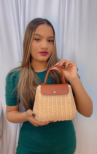 BOLSA DE PALHA COM ALCA DE COURINO SINTÉTICO.