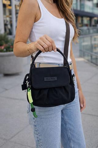 BOLSINHA IMPERMEÁVEL MISS BELA — MODELO ACOMPANHA ALCA TRANSVERSAL, REMOVÍVEL E REGULÁVEL.