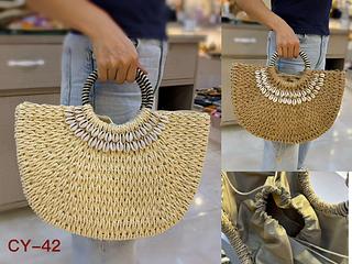 BOLSA DE PALHA MEIA LUA C/ DETALHES DE BÚZIOS