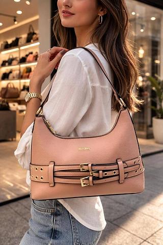 BOLSA MISS BELA — MODELO EM COURINO SINTÉTICO COM ALCA REGULÁVEL.