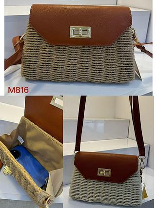 BOLSA DE PALHA COM ALCA DE COURINO SINTÉTICO.