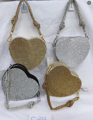 BOLSA DE STRASS EM FORMATO DE CORACAO