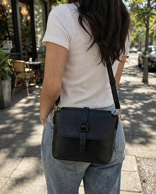 BOLSA MISS BELA - MODELO EM COURINO SINTÉTICO.