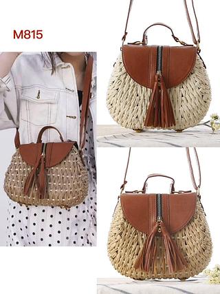 BOLSA DE PALHA COM ALCA DE COURINO SINTÉTICO.