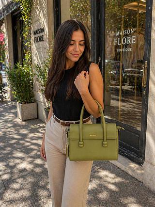 BOLSA BAÚ MISS BELA - MODELO EM COURINO SINTÉTICO, COM ALÇAS DE MÃO E ALÇA TRANSVERSAL REMOVÍVEL.