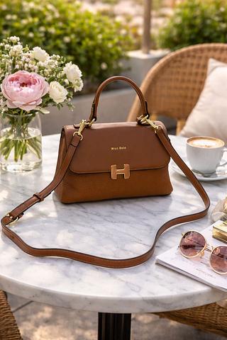 BOLSA ESTILO BAU MISS BELA — MODELO EM COURINO SINTÉTICO COM DUAS DIVISÓRIAS.