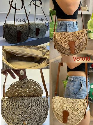 BOLSA DE PALHA COM ALÇA DE COURINO SINTÉTICO.